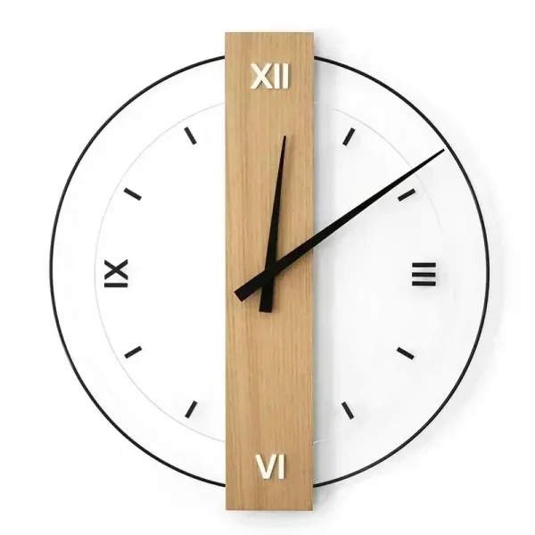 Orologio da parete con design minimalista, quadrante circolare con numeri romani e lancette nere, elemento centrale in legno chiaro, perfetto come decorazione scientifica moderna.