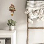 Orologio a cucu decorativo in stile rustico con dettagli in legno e pendoli, perfetto come decorazione originale per la casa.