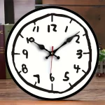 Orologio da parete con design scientifico, numeri irregolari e lancette nere, ideale come decorazione per ambienti educativi o scientifici.