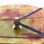 Orologio da parete con sfondo autunnale, dettagli di foglie e numeri, decorazione scientifica ispirata alla natura.