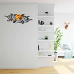 Oggetto decorativo a parete raffigurante il sistema solare con pianeti e sole in rilievo, ideale per ambienti educativi o moderni.