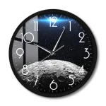 Orologio decorativo con immagine di superficie lunare e sfondo stellato, perfetto come oggetto scientifico o decorazione ispirata allo spazio.