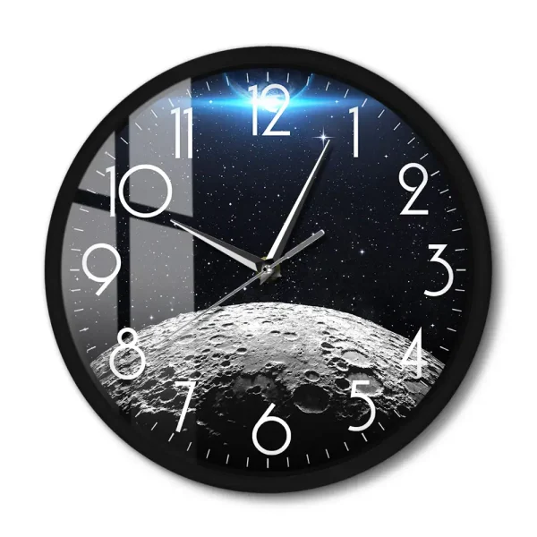 Orologio decorativo con immagine di superficie lunare e sfondo stellato, perfetto come oggetto scientifico o decorazione ispirata allo spazio.