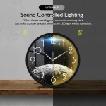 Orologio decorativo con design ispirato allo spazio, dotato di illuminazione LED regolabile tramite suono, ideale per ambienti oscuri o per appassionati di scienza e astronomia.