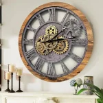 Orologio da parete decorativo con ingranaggi metallici e cornice in legno, perfetto per arredare con stile industriale o vintage.