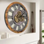 Orologio da parete con design industrial, ingranaggi in metallo e cornice in legno, perfetto come decorazione originale per ambienti moderni e vintage.