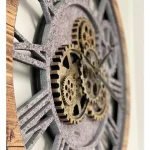 Orologio decorativo con ingranaggi in stile industriale, perfetto come elemento di arredo scientifico e decorativo, con dettagli in metallo e legno.