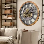 Orologio da parete decorativo con ingranaggi in metallo e cornice in legno, perfetto per arredamenti industriali e moderni.