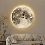 Orologio da parete decorativo con design della luna e illuminazione soffusa, perfetto per ambienti moderni e scientifici.