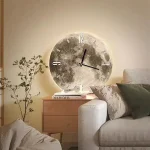 Orologio decorativo con design ispirato alla luna, perfetto come elemento di arredo scientifico e decorativo per la casa.