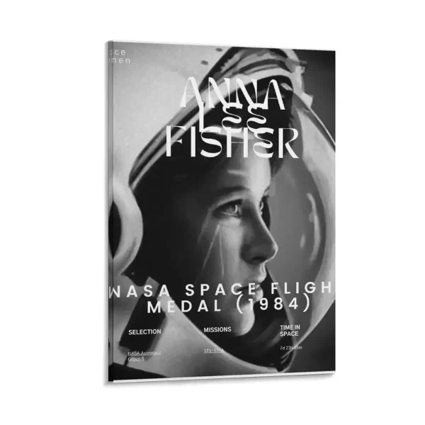 Immagine di Anna Fisher, astronauta NASA, in tuta spaziale con casco, simbolo di esplorazione e innovazione scientifica.