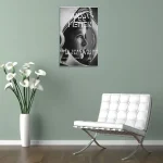 Oggetto decorativo con vaso di fiori bianchi in ambiente moderno e minimalista.