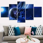 Decorazione murale con immagini di pianeti e spazio, ideale per appassionati di scienza e astronomia. Perfetta come elemento decorativo per ambienti moderni e creativi.
