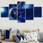 Oggetto decorativo con tema spaziale, raffigurante pianeti e galassie in stile astratto, ideale per arredare ambienti con passione per l'astronomia e il design contemporaneo.