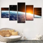 Immagine artistica della Terra vista dallo spazio con il Sole all'orizzonte, rappresentando la bellezza e la vastità del nostro pianeta.