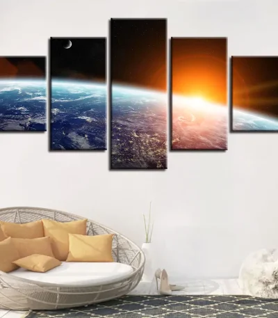 Immagine artistica della Terra vista dallo spazio con il Sole all'orizzonte, rappresentando la bellezza e la vastità del nostro pianeta.