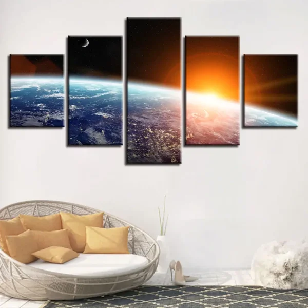 Immagine artistica della Terra vista dallo spazio con il Sole all'orizzonte, rappresentando la bellezza e la vastità del nostro pianeta.