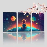 Illustrazione di un bambino seduto che guarda il cielo stellato e pianeti colorati, con fiori di ciliegio in primo piano, creando un'atmosfera magica e sognante.