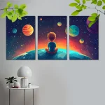 Decorazione murale con bambino seduto su un pianeta, circondato da pianeti e stelle nello spazio, ideale per ambienti educativi e scientifici.