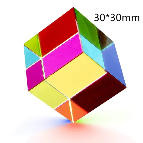 Pezzo di Rubik trasparente colorato con dimensioni di 30x30mm, ideale come decorazione scientifica o oggetto da collezione.