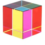 Cubo di Rubik colorato con facce in vari colori, simbolo di logica e problem solving, perfetto come oggetto decorativo scientifico.