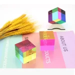 Oggetti scientifici colorati in vetro con design geometrico, decorazioni per ambienti educativi e scientifici, perfetti per appassionati di scienza e design innovativo.