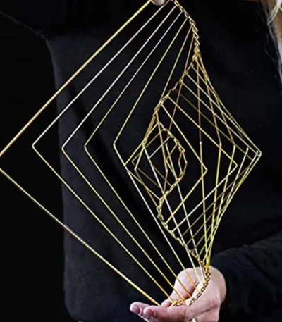 Decorazione in filo di metallo dorato con forme geometriche sovrapposte, ideale come oggetto decorativo scientifico e artistico.