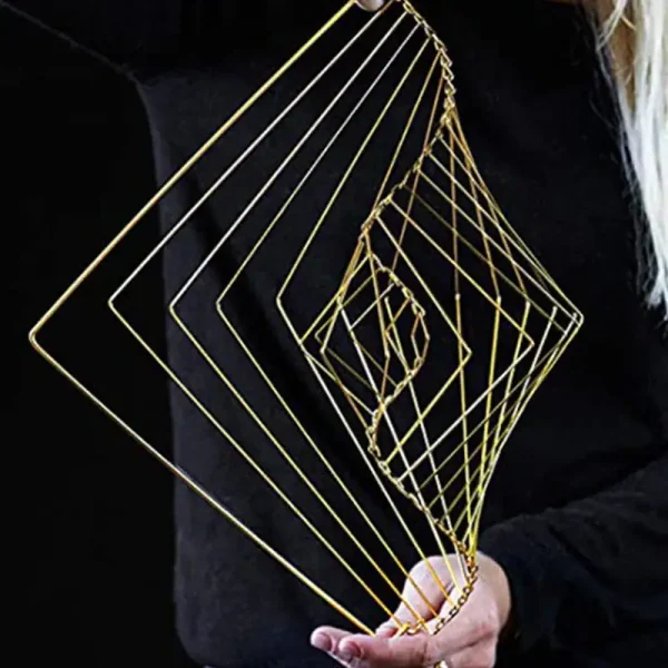 Decorazione in filo di metallo dorato con forme geometriche sovrapposte, ideale come oggetto decorativo scientifico e artistico.