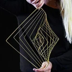 Decorazione geometrica in metallo dorato, perfetta come oggetto decorativo scientifico o da collezione, ideale per appassionati di scienza e design minimalista.