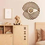 Decorazione murale a spirale in legno, perfetta per ambienti scientifici o moderni, con design elegante e dettagli curati.