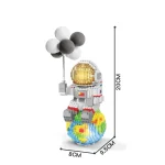 Modello LEGO di un astronauta con palloncini, altezza 20 cm, perfetto come decorazione scientifica e oggetto da collezione.