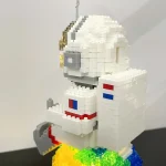 Modello di pianeta Terra realizzato con mattoncini LEGO, con dettagli di continenti e oceani, rappresentato come un oggetto decorativo scientifico.