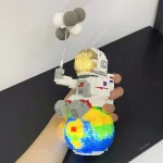 Modello LEGO di un astronauta con pianeta Terra, decorazione scientifica dettagliata e colorata, perfetta per appassionati di scienza e spazio.