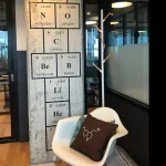Tavolo decorato con modello molecolare di una sostanza chimica, ideale per ambienti scientifici o studi di design innovativi.