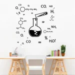 Oggetto decorativo con simboli chimici e strutture molecolari, ideale per ambienti educativi o scientifici.
