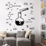 Decorazione murale con formule chimiche e becher, ideale per ambienti di studio o laboratorio, aggiunge un tocco di stile scientifico e moderno.