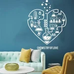 Decorazione murale con cuore di chimica, simbolo di amore e scienza, perfetta per ambienti dedicati alla passione per la chimica e la scienza, ideale come decorazione originale.
