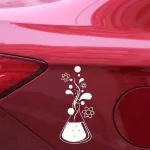 Adesivo decorativo con simboli scientifici, fiamma e bolle su auto rossa.