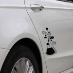 Pittogramma di un becher con fiori e atomi, decorazione scientifica su auto bianca.