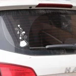 Adesivo decorativo di un becher con fiori e bolle, applicato sul vetro posteriore di un'auto, simbolo di passione per la scienza e la chimica.