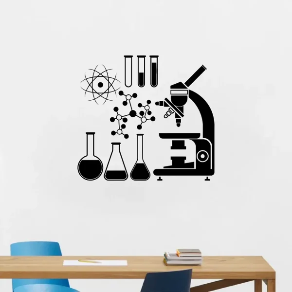 Set di strumenti scientifici e decorazioni da laboratorio, tra cui microscopio, provette, beute e modelli molecolari, ideali per arredare ambienti educativi o scientifici.