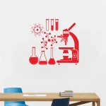 Decorazione murale con simboli scientifici, microscopio e provette in rosso, ideale per ambienti educativi o scientifici.