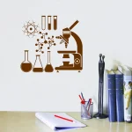 Oggetto decorativo con simboli scientifici, microscopio e strumenti da laboratorio, ideale per appassionati di scienza e decorazioni educative.