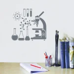 Decorazioni da parete con simboli scientifici, tra cui microscopio, atomi e provette, ideali per arredare uno studio o un laboratorio con stile e passione per la scienza.