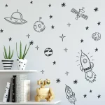 Decorazioni murali a tema spaziale con disegni di astronavi, satelliti, pianeti e robot, ideali per ambienti educativi o per appassionati di spazio e scienza.