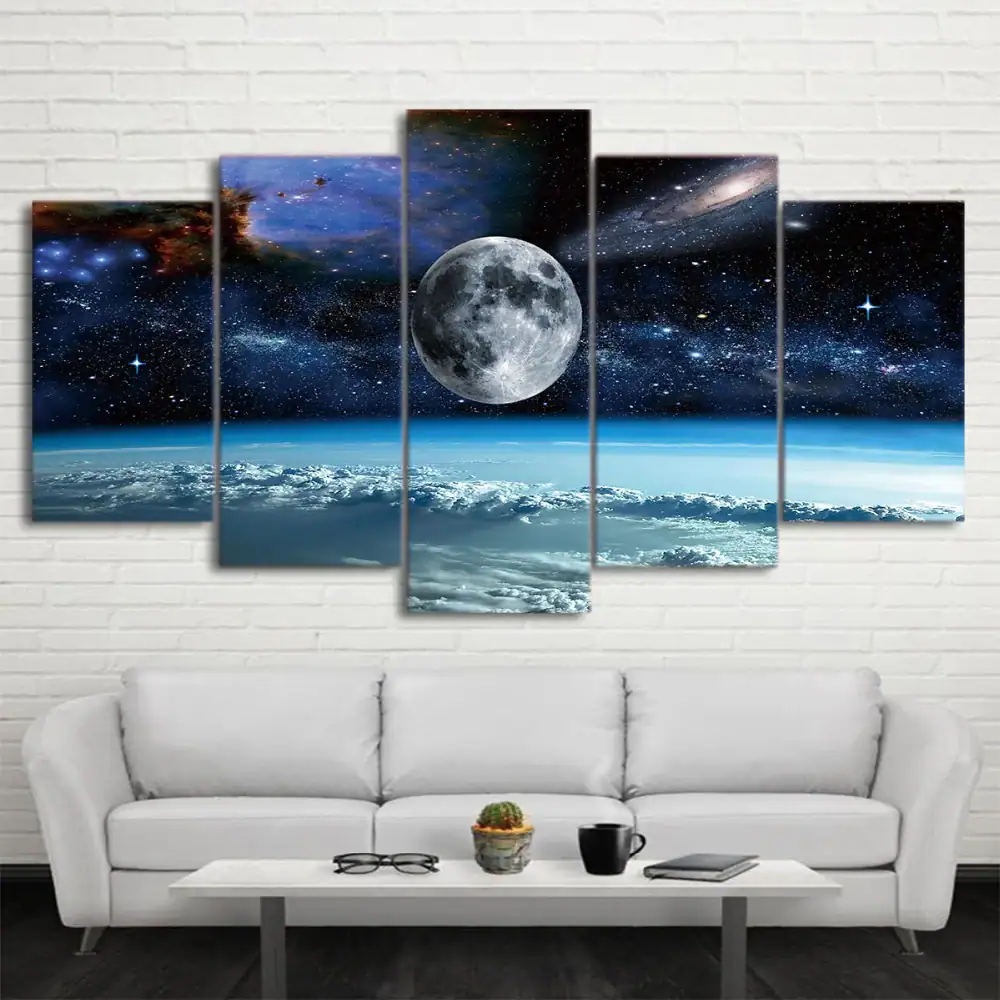 Decorazione murale moderna con scena spaziale, pianeta Luna e galassie, perfetta per ambienti scientifici e educativi.