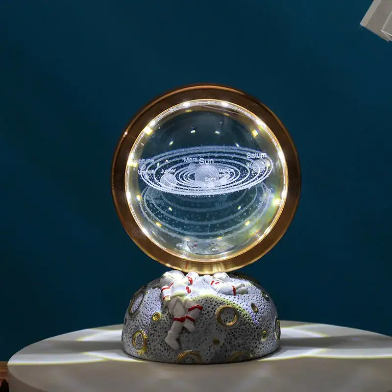Modello di sistema solare in miniatura con pianeti e orbite luminose, decorazione scientifica originale e educativa per appassionati di astronomia e scienza.