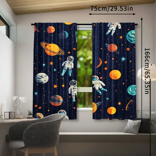 Tende con motivo spaziale con astronauti, pianeti e stelle su sfondo blu scuro, perfette per decorare ambienti a tema scientifico o spaziale. Ideali per camere dei bambini o appassionati di astronomia.
