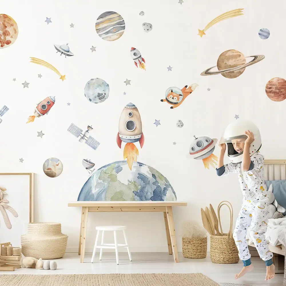 Vettore di oggetti scientifici e spaziali decorativi per camerette e ambienti educativi, con razzi, pianeti e astronavi in stile illustrativo delicato e colorato.