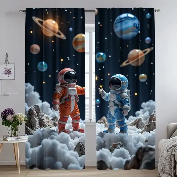 Gli astronauti bambini in tute spaziali colorate in un ambiente di fantasia con pianeti e stelle, su tende decorative a tema spaziale.